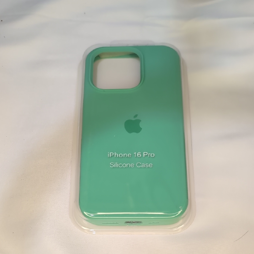 Apple iPhone 16 Pro Silicone Case - Mint Green